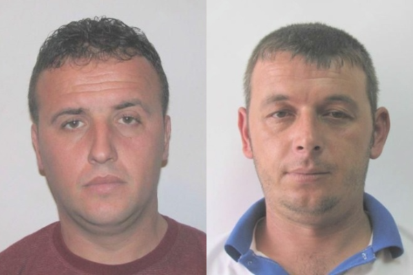 Pamjet nga arrestimi i dy ushtarëve të Martinajt, çfarë u gjet në banesën ku ishin fshehur (Video)