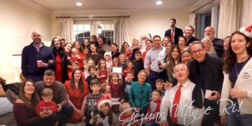 Ambasada Amerikane uron shqiptarët për Vitin e Ri: Të forcojmë partneritetin tonë