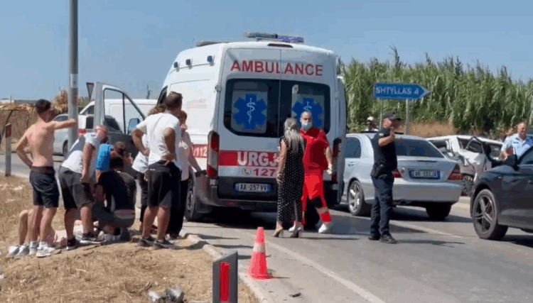 Drejtonte makinën pa patentë, përplas një mjet tjetër në Durrës, dy të lënduara