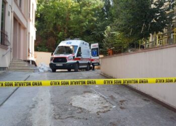 Tiranë/ 27-vjeçari bie nga lartësia e pallatit ku banonte, dërgohet urgjent në spital