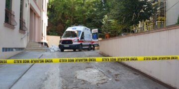 Tiranë/ 27-vjeçari bie nga lartësia e pallatit ku banonte, dërgohet urgjent në spital