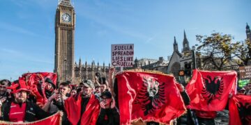 Britania u jep shqiptarëve 3 mijë paund për t’i larguar nga vendi: Fëmijët nuk përjashtohen!