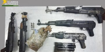 Trafik armësh drejt Italisë, arrestohen 3 shqiptarë! Ja çfarë u sekuestrua (Video)