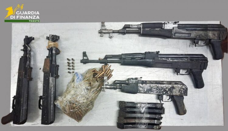 Trafik armësh drejt Italisë, arrestohen 3 shqiptarë! Ja çfarë u sekuestrua (Video)