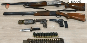 Qarkullonin më armë dhe lëndë narkotike në makinë, në pranga dy të rinjtë (Emrat)