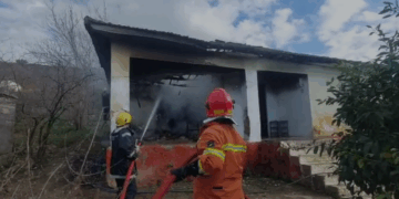 Zjarr në banesë në Borizanë të Krujës, ndërhyn zjarrfikësja për të izoluar flakët