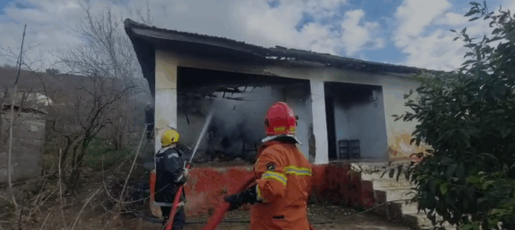 Zjarr në banesë në Borizanë të Krujës, ndërhyn zjarrfikësja për të izoluar flakët