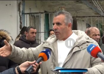 Banorët e ‘Kodër Babrrusë në protestë kundër kompanisë “KAYO”: Na i marrin pronat dhe ja japin Ardi Veliut