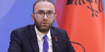 Bardhi shpërthen: “Hajdutët në burg, jo në Qeveri” – kërkon dorëzimin e Ballukut dhe Agasit