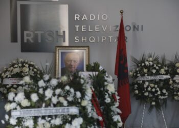 Mbahen homazhe për Ismet Bellovën, përcillet në banesën e fundit legjenda e gazetarisë sportive