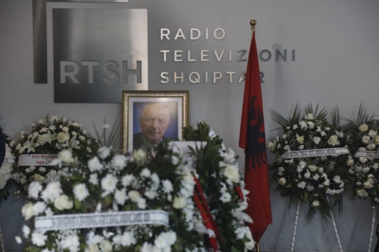 Mbahen homazhe për Ismet Bellovën, përcillet në banesën e fundit legjenda e gazetarisë sportive