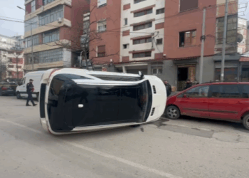 Aksident në Korçë, “Benzi” përmbyset në mes të rrugës