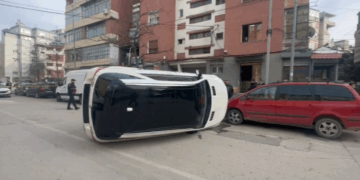 Aksident në Korçë, “Benzi” përmbyset në mes të rrugës
