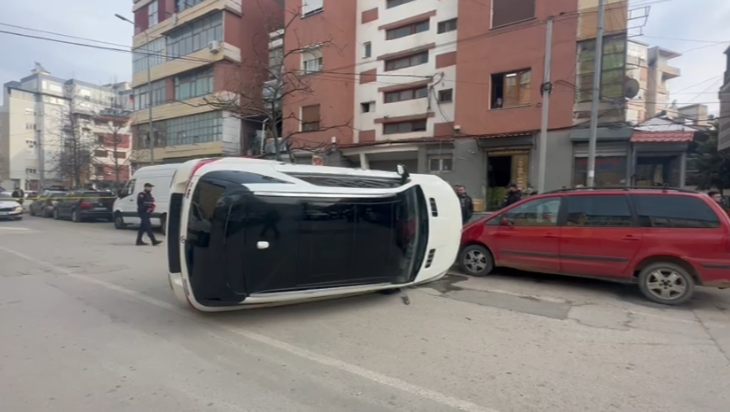Aksident në Korçë, “Benzi” përmbyset në mes të rrugës