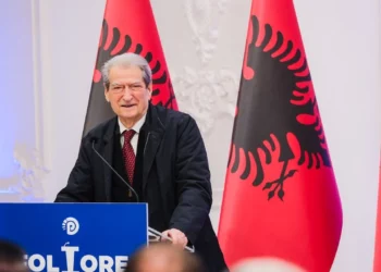 Berisha: Kur Balluku ka 300 apartamente, 15 supermarkete dhe 2 jahte, Rama ka 20 herë më shumë