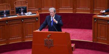 “Jeni e keqja banale e kombit!”, shpërthen Berisha: Doni të grabisni Avokatin e Popullit!