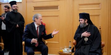 Berisha uron besimtarët: Me besim dhe shpresë për Krishtilindje më të mira vitin e ardhshëm