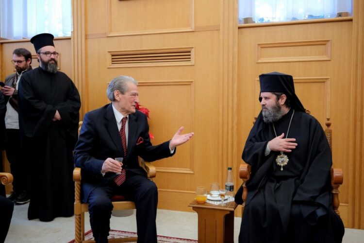 Berisha uron besimtarët: Me besim dhe shpresë për Krishtilindje më të mira vitin e ardhshëm