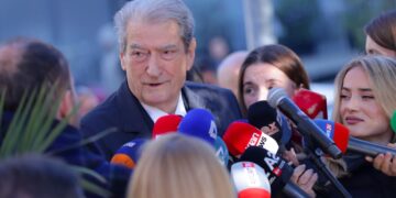 Ironizon Berisha: Dumani po u lexonte agjentëve të BKH urdhrin e Ramës për armatosjen e tyre me ‘patllake druri’