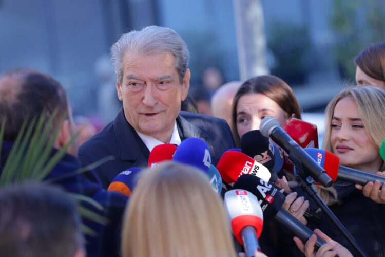 Ironizon Berisha: Dumani po u lexonte agjentëve të BKH urdhrin e Ramës për armatosjen e tyre me ‘patllake druri’