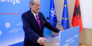 “Magazineri i Salillarit mori Portin e Vlorës 60 mln euro”, Berisha: Banka Digjitale është e Amant Josifit dhe Olsi Ramës