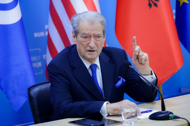 “Parlamenti nuk ekziston”, paralajmëron Berisha: Protestat do përshkallëzohen deri në greva urie