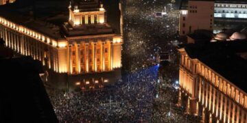 Mijëra njerëz protestojnë sërish në Bullgari për të kërkuar dorëheqjen e qeverisë