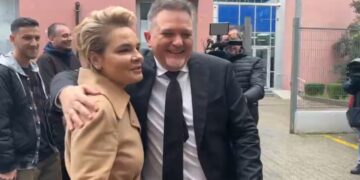 Monika Kryemadhi dhe Julian Deda përballen në  derën e SPAK: Batuta mes tyre