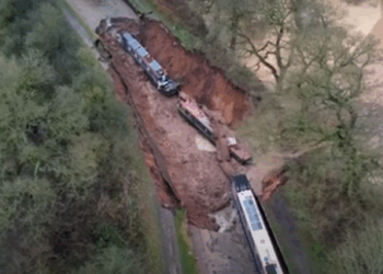 Rrëshqitje dheu në Angli/ Bllokohen anijet në një kanal, raportohet për 10 të shpëtuar