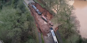 Rrëshqitje dheu në Angli/ Bllokohen anijet në një kanal, raportohet për 10 të shpëtuar
