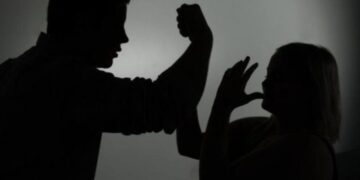 Babë e bir dhunojnë vajzën e shtëpisë në Vlorë