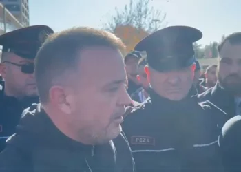 Vlora pa ujë në prag festash, qytetarët shpërthejnë kundër drejtorit të Ujësjellësit: “Na gënjen, është hallkë e korrupsionit”