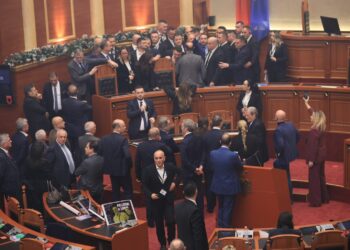 PS kërkon përjashtimin e deputetëve të PD pas tensioneve në Kuvend