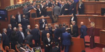 PS kërkon përjashtimin e deputetët e PD pas tensioneve në Kuvend