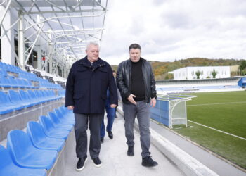 Presidenti Duka inspekton punimet në stadiumin e Vorës: Dikur dukej ëndërr, sot po bëhet realitet