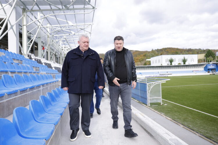 Presidenti Duka inspekton punimet në stadiumin e Vorës: Dikur dukej ëndërr, sot po bëhet realitet