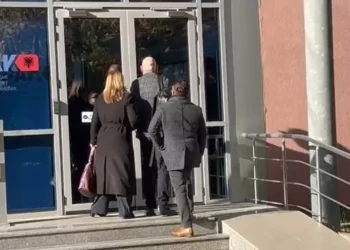 33 mln lekë dëm me tenderat! Ish-kryetari i bashkisë Kavajë, Elvis Rroshi paraqitet në SPAK