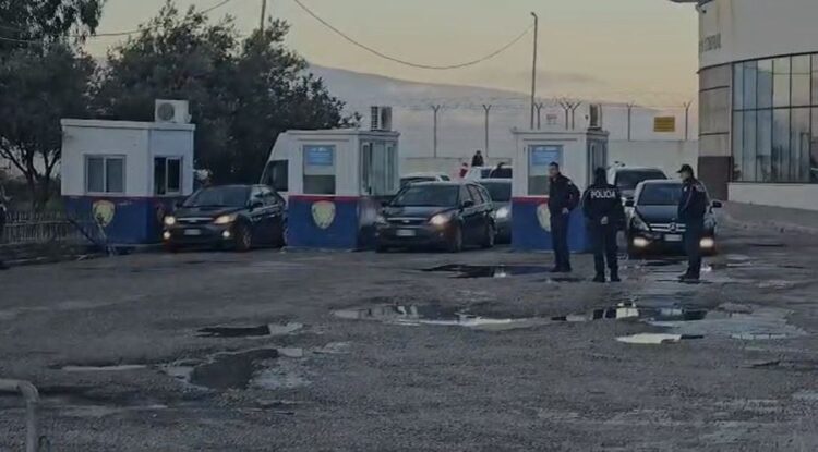 Fluks i lartë në portin e Vlorës/ Në prag të festave, emigrantët kthehen për fundvit në atdhe