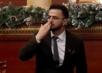 Endri Shabani betohet në Kuvend mes kaosit si Avokat i Popullit, puth edhe opozitën