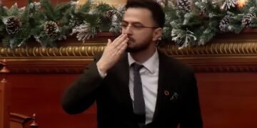 Endri Shabani betohet në Kuvend mes kaosit si Avokat i Poppullit, puth edhe opozitën