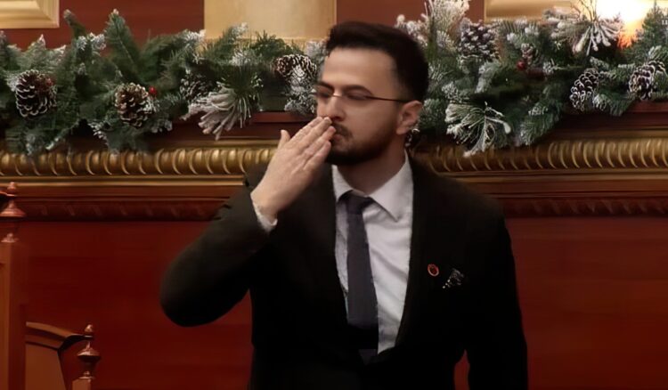 Endri Shabani betohet në Kuvend mes kaosit si Avokat i Popullit, puth edhe opozitën