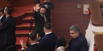 Endri Shabani betohet në Kuvend mes kaosit si Avokat i Poppullit, puth edhe opozitën