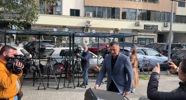 Abuzimi me tenderat e AKSH-it, Nëndrejtori i policisë Erjon Ismaili mbërrin në GJKKO