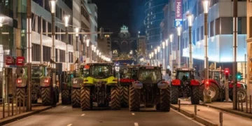 Pas Francës, fermerët protestojnë edhe në Belgjikë, 150 traktorë “pushtojnë” rrugët e Brukselit