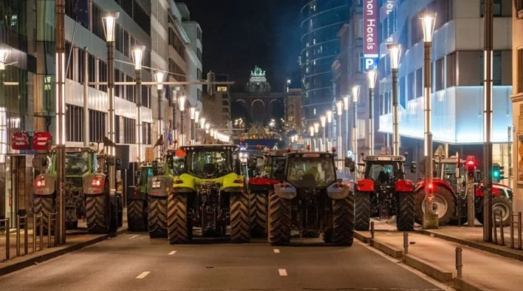 Pas Francës, fermerët protestojnë edhe në Belgjikë, 150 traktorë “pushtojnë” rrugët e Brukselit