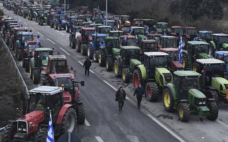 Fermerët grekë vazhdojnë protestat edhe gjatë Krishtlindjeve, bllokadë 3-orëshe në Kakavijë