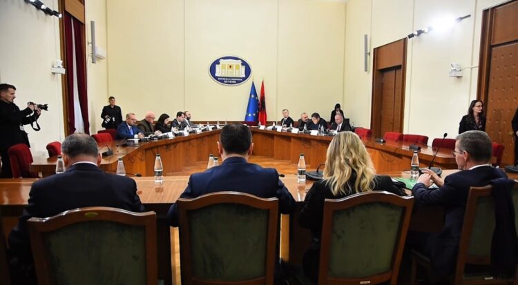 Deputetët mund të marrin USB-në e Ballukut, dakordësia arrin mes palëve