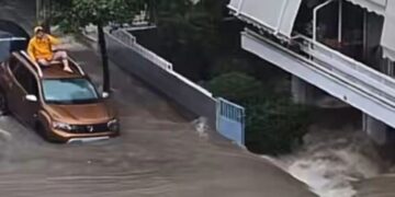(VIDEO) Kaos nga përmbytjet në Greqi, uji arrin 1.5 metra dhe merr gjithçka përpara