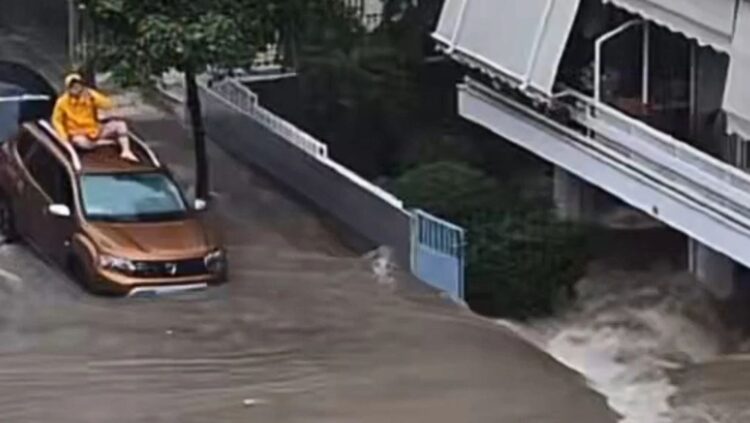 (VIDEO) Kaos nga përmbytjet në Greqi, uji arrin 1.5 metra dhe merr gjithçka përpara