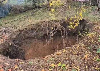 Belsh, fenomen i rrezikshëm: Hapet gropë 10 metra e thellë pranë lagjes së spitalit